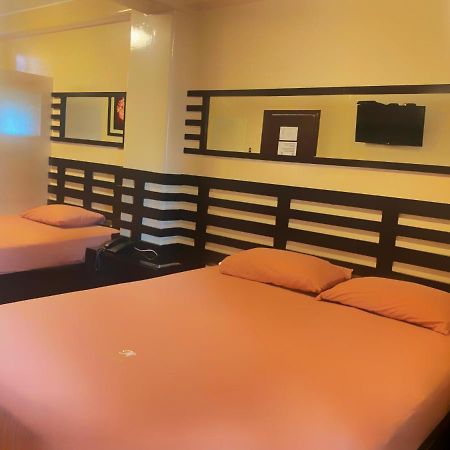 Hostal Montesa Гуаякіль Екстер'єр фото